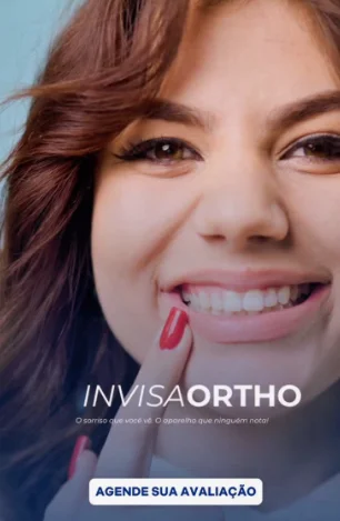 Paciente apresentando alinhador invisível InvisaOrtho